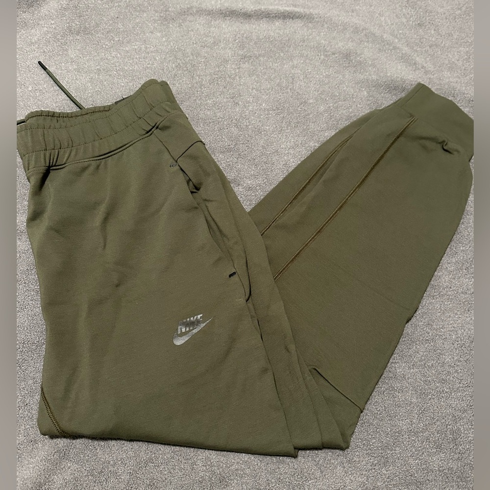 Nike Standard Fit Taper Leg Joggers